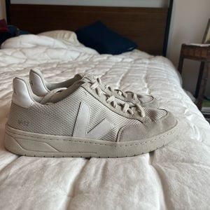 Veja V 12 in Natural/White EU41